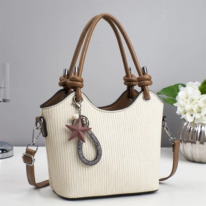 Sac seau blanc cassé chic avec texture plissée, anses en cuir marron et breloque étoile