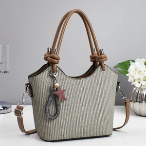 Sac seau plissé vert sauge élégant avec anses en cuir marron et breloque en forme d'étoile