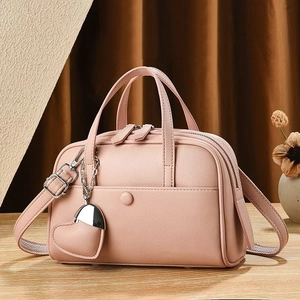 Grand sac cabas rose en similicuir avec double poignée et breloque cœur élégante