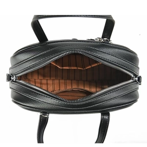 Détail du sac cabas en cuir grainé noir avec doublure rayée et compartiment interne