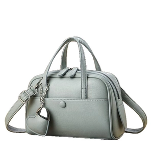 Grand sac cabas gris bleu en cuir grainé avec charm cœur vu sous un angle de 45 degrés