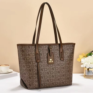 Braune Vintage-Einkaufstasche mit Monogramm-Muster und eleganten Leder-Schultergurten