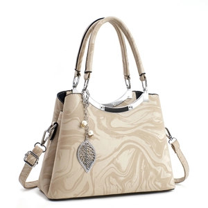 Grand sac cabas à motif marbré avec ferrures argentées et pendentif perle pour femme