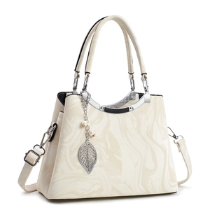 Sac fourre-tout beige avec texture marbre, pendentif feuille et bandoulière amovible