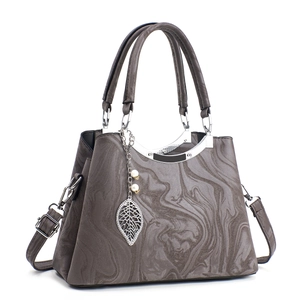 Sac fourre-tout gris foncé à motif marbre avec pendentif feuille et perle