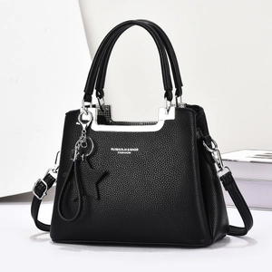 Sac à main élégant pour femme en cuir noir grainé avec détails argentés et breloque étoile