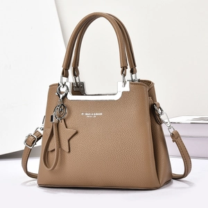 Sac à main marron en cuir grainé avec pendentif étoile et double poignée ronde
