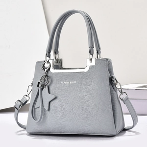 Sac fourre-tout gris grainé avec pendentif étoile et bandoulière réglable pour femme