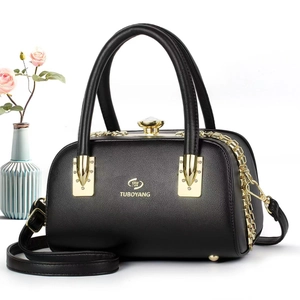 Sac Boston en cuir noir avec fermoir en cristal et accents dorés sur fond blanc