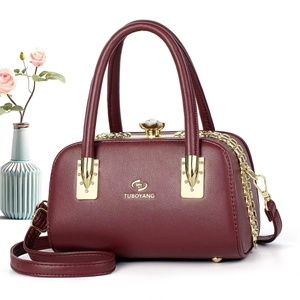 Sac Boston rouge vin élégant en cuir de lychee avec strass et bandoulière réglable
