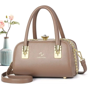 Sac Boston en cuir taupe à motif lychee avec fermoir cristal et bandoulière dorée