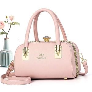 Détail du sac Boston rose en cuir grainé avec fermoir luxueux en cristal