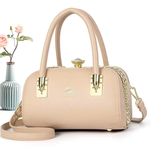 Détails du sac Boston beige à strass avec ferrures dorées et logo de la marque
