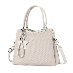 Borsa tote beige con trama intrecciata e ciondolo a stella e tracolla regolabile