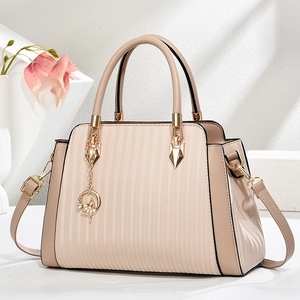 Sac à main beige élégant avec rayures verticales et pendentif danseur de lune