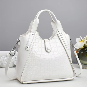 Détail du sac à main blanc avec gaufrage crocodile et garnitures en métal argenté