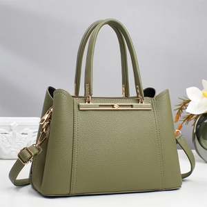 Borsa a mano verde oliva in pelle martellata con finiture dorate e tracolla rimovibile