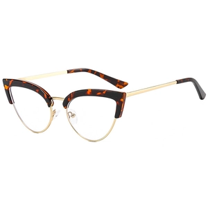 Détail de montures de lunettes œil-de-chat rétro avec dessus écaille et pont doré