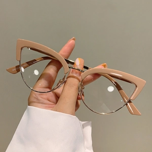Monture de lunettes œil de chat vintage en nude et métal doré pour un look élégant
