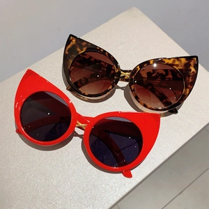 Vintage cat eye oversized sunglasses in red and tortoiseshell frames with golden details