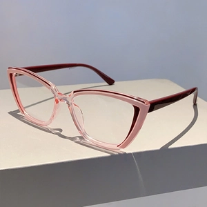 Dettaglio della montatura cat-eye rosa trasparente con aste rosse a contrasto