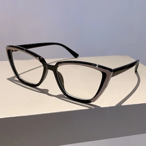 Vista dettagliata degli eleganti occhiali cat-eye con montatura a contrasto nero e argento
