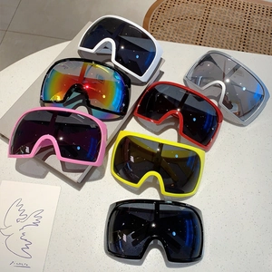 Collection de lunettes de soleil shield Y2K futuristes en plusieurs couleurs sur surface