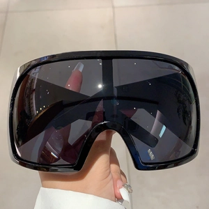 Détail de lunettes de soleil futuristes Y2K noires à monture enveloppante