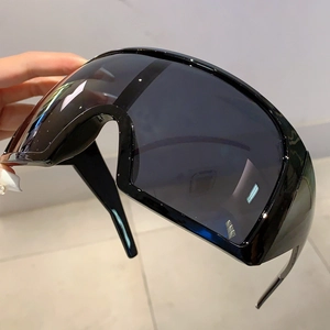 Vue détaillée de lunettes de soleil Y2K futuristes avec monture noire brillante