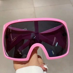 Gros plan sur les lunettes de soleil Y2K roses avec monture large et verre monobloc noir