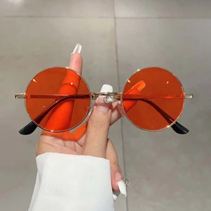 Lunettes de soleil rondes rétro en métal doré avec verres orange et pendentif cœur