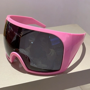 Vue détaillée de lunettes de sport roses avec des verres futuristes de style Y2K