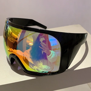 Lunettes de soleil Y2K futuristes enveloppantes avec verres dégradés arc-en-ciel