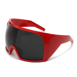 Lunettes de soleil de sport Y2K monture rouge brillant et verres gris de style futuriste