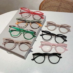 Collection de montures de lunettes œil-de-chat TR90 en diverses couleurs sur pierre