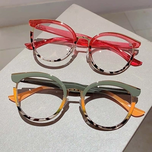 Détail de lunettes rondes TR90 anti-lumière bleue en rouge et vert avec motifs écaille