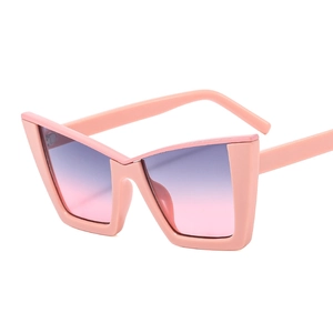 Fashionable oversized butterfly cat-eye sunglasses with light pink frames and gradient lenses