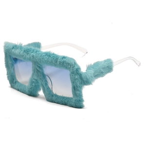 Détail de lunettes de soleil œil-de-chat avec bordure en fausse fourrure bleue et verres dégradés