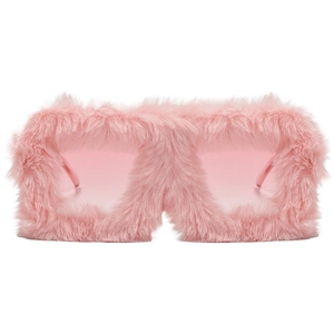 Détail de la texture en peluche rose sur des lunettes de soleil carrées œil de chat