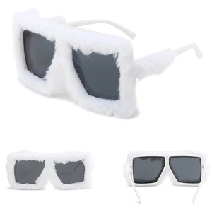 Vues détaillées de lunettes de soleil œil de chat oversize en fausse fourrure blanche et verres gris