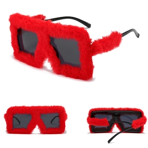 Détails de lunettes de soleil carrées oversize avec monture en fausse fourrure rouge vif