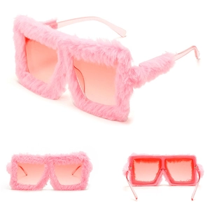 Vues détaillées des lunettes de soleil carrées oversize avec bordure en fausse fourrure rose