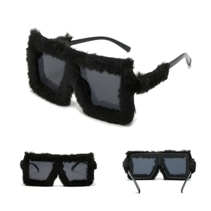 Vue triple d'une paire de lunettes de soleil carrées avec bordure en fausse fourrure noire