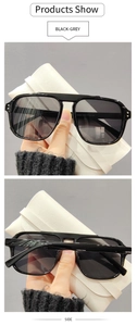 Vue détaillée des lunettes de soleil carrées noires avec verres gris et pochette