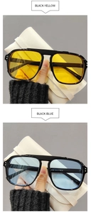 Détail de lunettes de soleil carrées avec verres jaunes et bleus et specs sur la branche