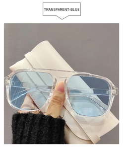 Vue détaillée de lunettes de soleil carrées bleu transparent avec étui en cuir beige