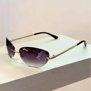 Détail de lunettes de soleil Y2K sans monture avec verres dégradés violets et métal