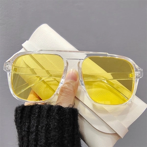 Lunettes de soleil aviateur avec monture transparente, verres jaunes et étui blanc