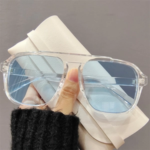 Lunettes de soleil carrées bleu clair tendance avec pochette en cuir crème