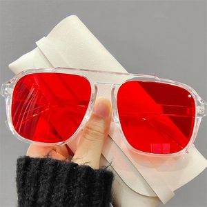 Monture carrée transparente tendance avec verres rouges et étui en cuir élégant